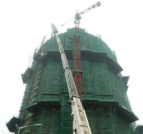 江州吊车在工地上作业
